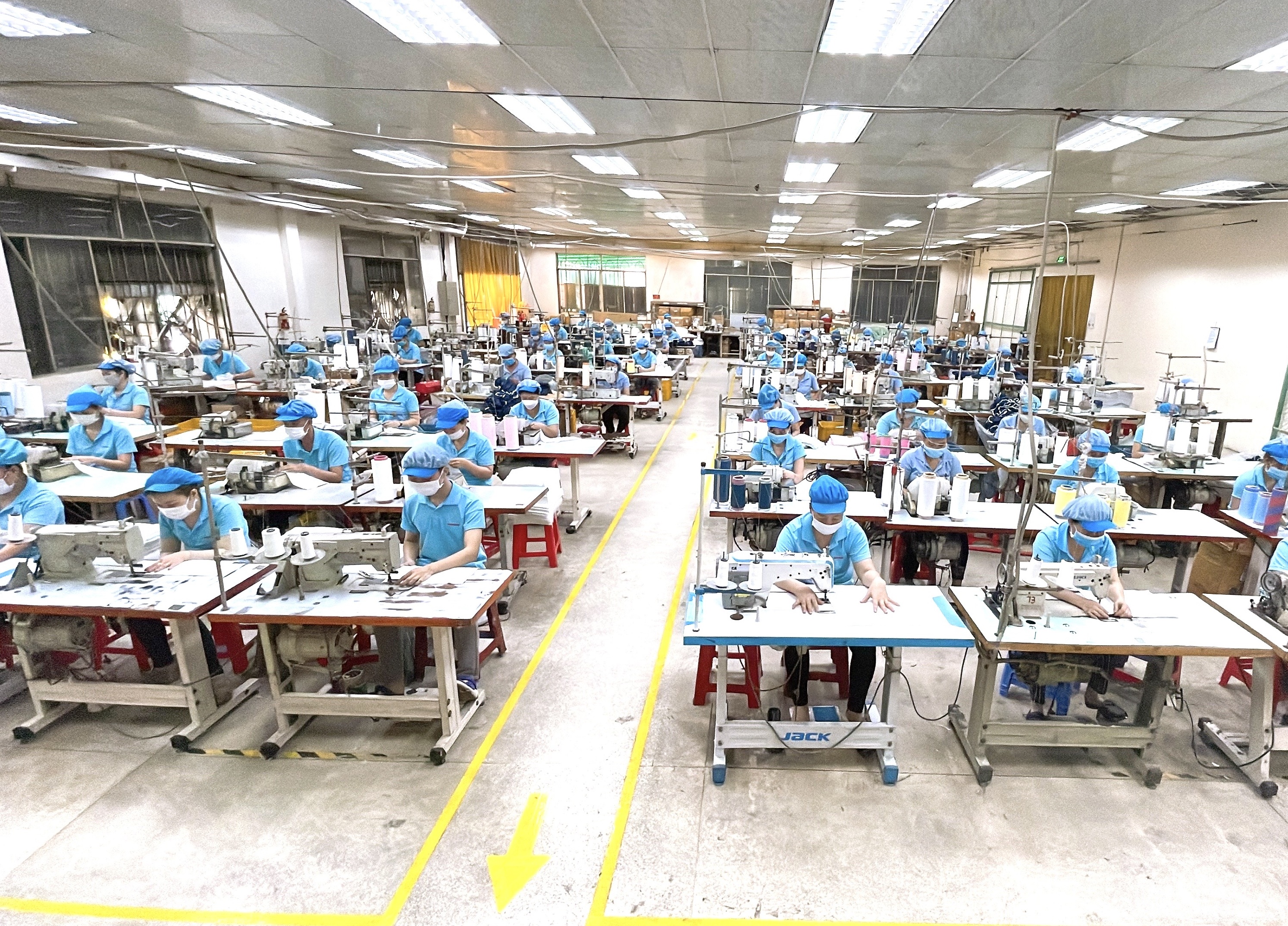 ベトナム工場 屋内設備と生産の様子