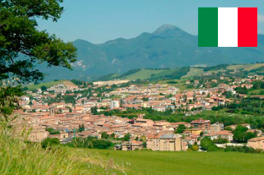 イタリア、ファブリアーノの風景とイタリア国旗