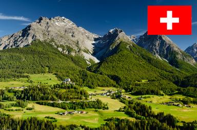 スイス、アルプス山脈とスイス国旗